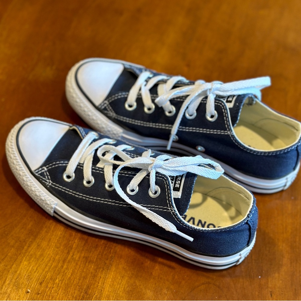 Women’s navy blue converse EUC!